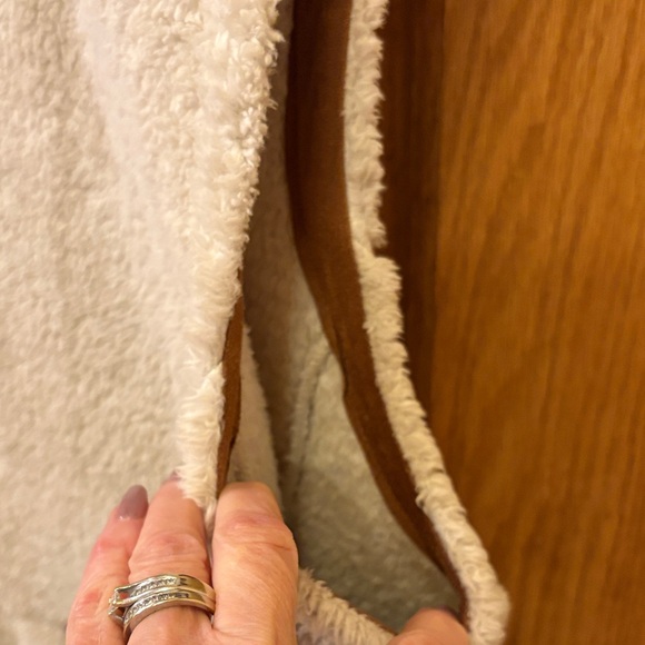 Legendary Whitetails Cream Sherpa Vest with Tan Suede Trim - Picture 7 of 10